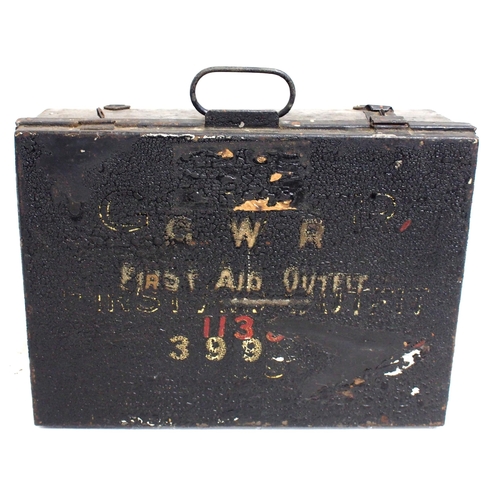 724 - GWR tinplate First Aid box with some contents, one top catch absent, original condition. (D1) (Dispa... 