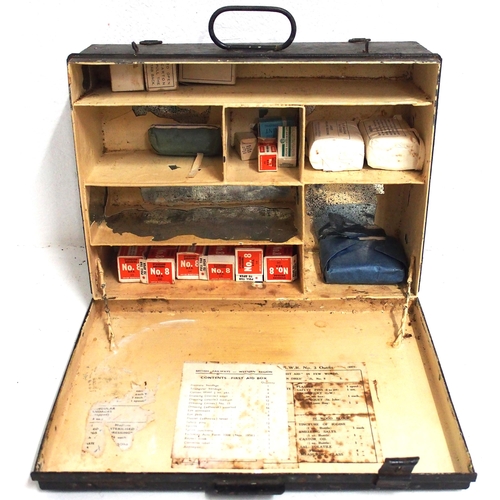 724 - GWR tinplate First Aid box with some contents, one top catch absent, original condition. (D1) (Dispa... 