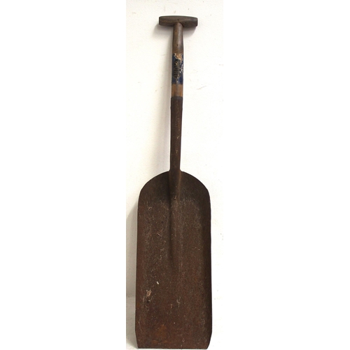 566 - E&W Lucas short Fireman's shovel, stamped BR, has remains of original Lucas label on shaft, excellen... 