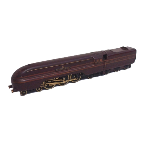 Cast brass on hardwood mount static model of LMS 4-6-2- CORONATION, locomotive measures (Bassett Lowke) 14" in length, superb item with original paintwork dating from we believe the late 1930s, wonderful patina - superb. (B2) (Dispatch by P&P Agent/Collect from Banbury Depot)