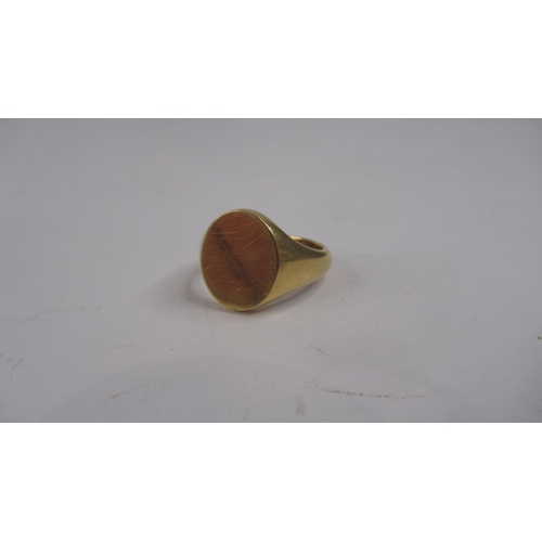 29 - An 18ct .750 Yellow Gold Men's Ring, approx. 8.5g.