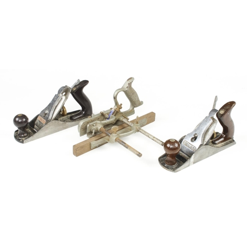 133 - A RECORD No 050 with cutters and two STANLEY No 4s one lacks iron G