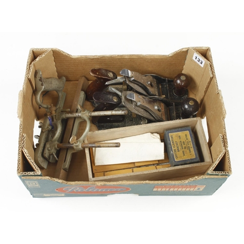 133 - A RECORD No 050 with cutters and two STANLEY No 4s one lacks iron G