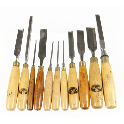 685 - 11 boxwood handled chisels, gouges etc G+