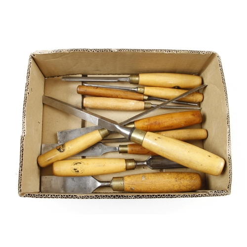 685 - 11 boxwood handled chisels, gouges etc G+