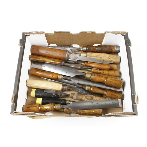 686 - 18 chisels and gouges G+