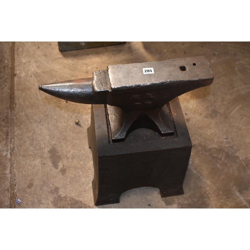 285 - A blacksmith's anvil on stand                                                                       ... 