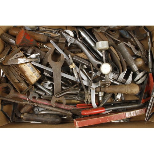 525 - A box of tools G