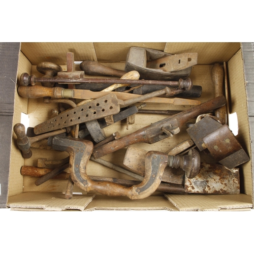 569 - A box of tools G