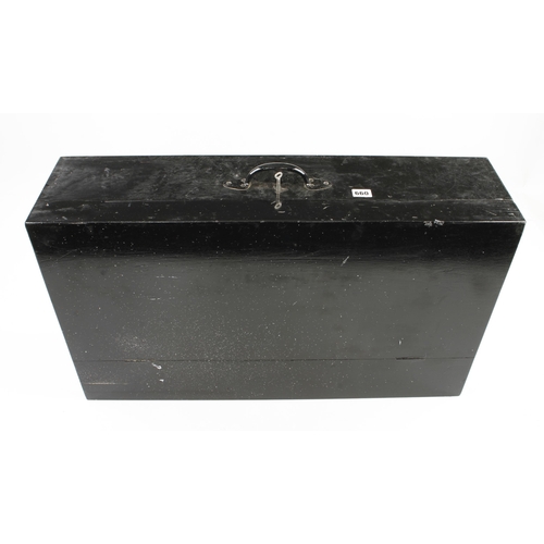 660 - A joiner's lockable pine carrying case G+