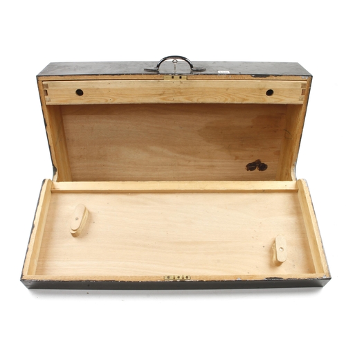 660 - A joiner's lockable pine carrying case G+