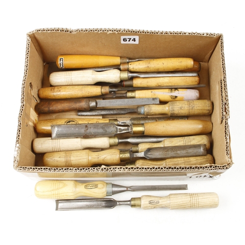 674 - 17 chisels and gouges G+