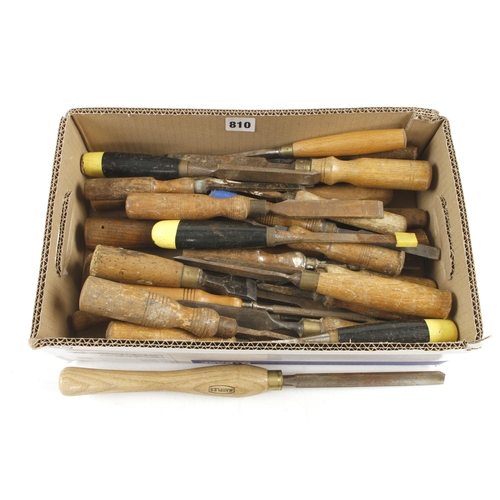 810 - 32 chisels and gouges G