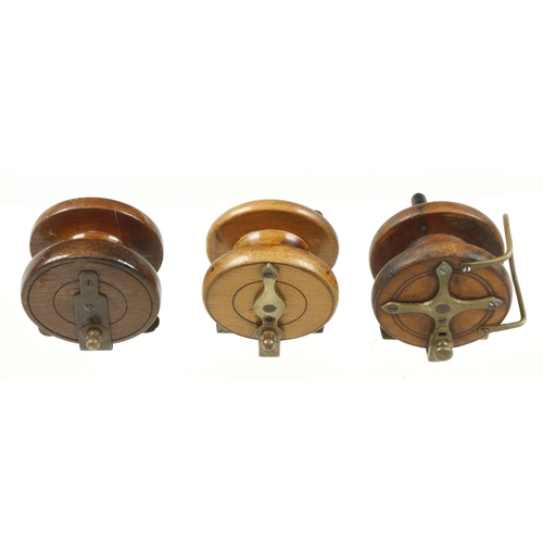 908 - Three hardwood and brass fishing reels G