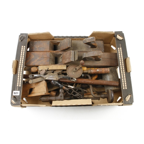 921 - A box of tools G