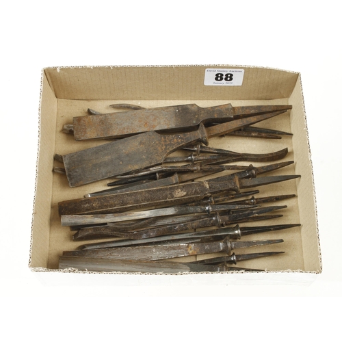 88 - 21 unhandled carving tools G