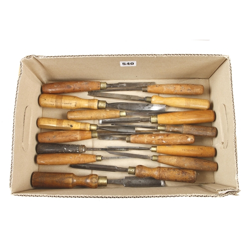 540 - 22 chisels, gouges and carving tools G+