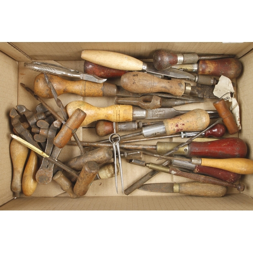 733 - Quantity of screwdrivers and other tools G