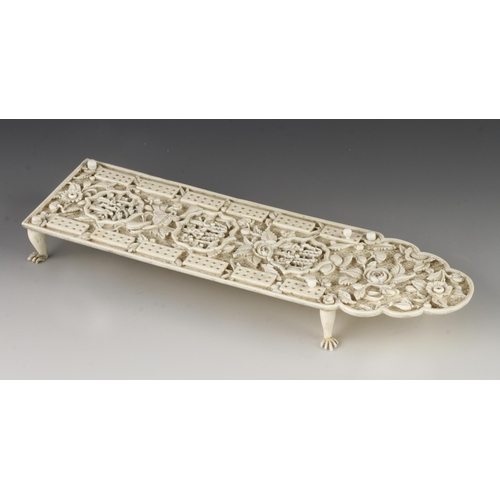 925 - A beautifully decorated ivory cribbage peg board on 4 legs G++