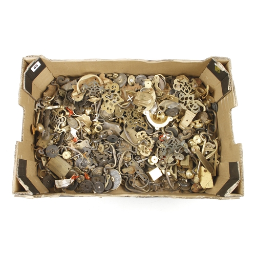 65 - Quantity of brass cabinet fittings G