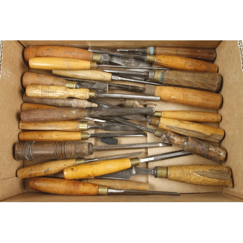 868 - 40 chisels and gouges G+