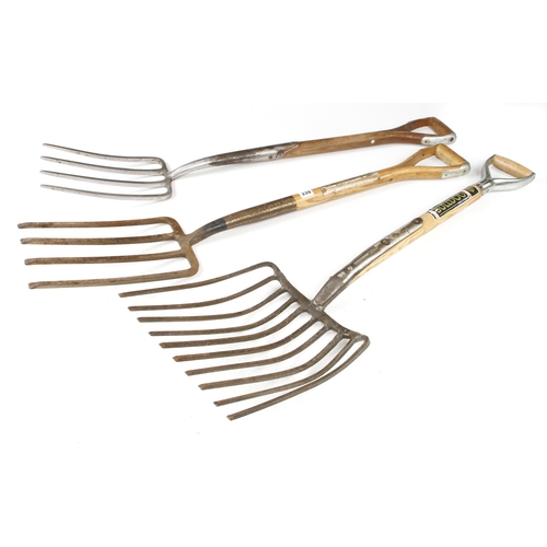 339 - A BULLDOG 10 tined fork and two garden forks G+