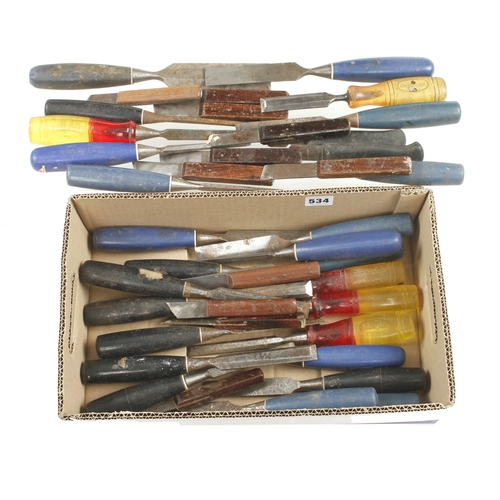 534 - 26 chisels with composite handles and 13 marking knives G