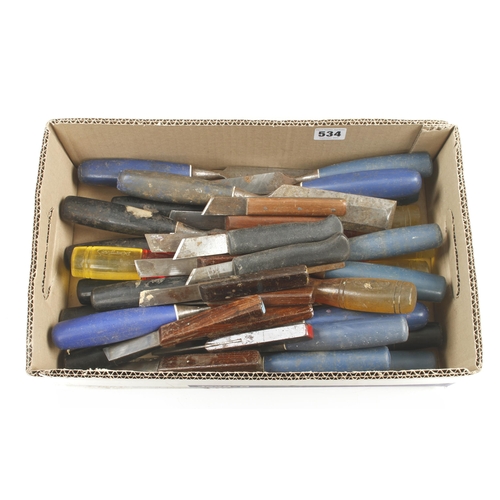 534 - 26 chisels with composite handles and 13 marking knives G