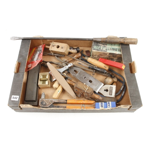 542 - A box of tools G