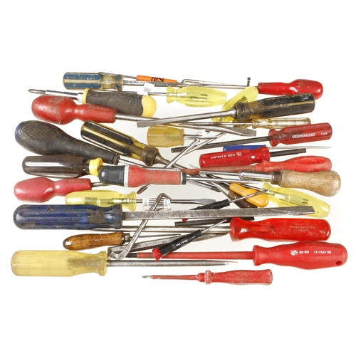 547 - 30 modern screwdrivers G