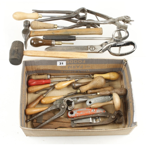 31 - Quantity of upholsterer's tools G