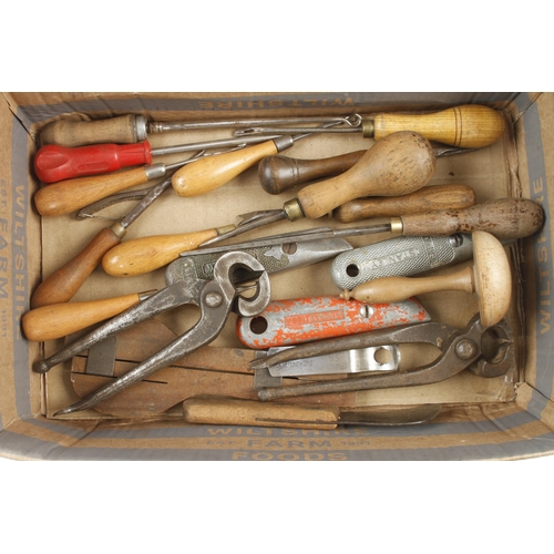 31 - Quantity of upholsterer's tools G