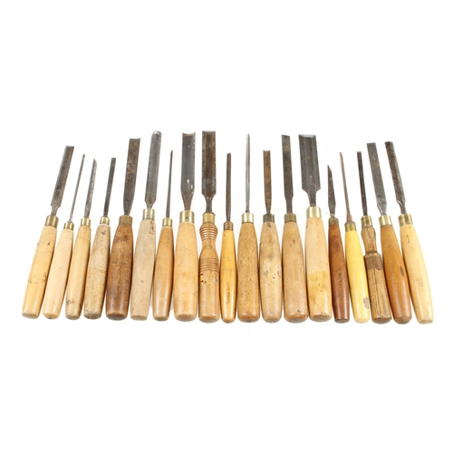 326 - 19 chisels and gouges G+