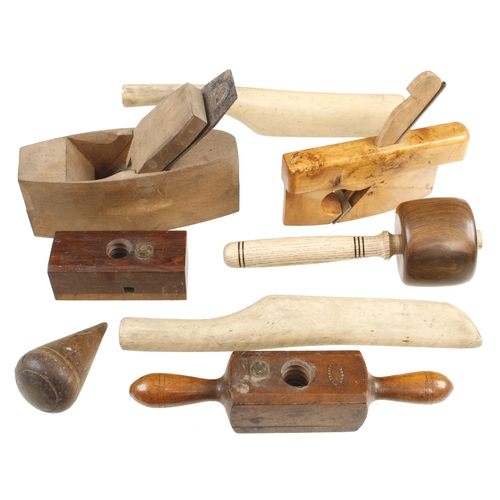 668 - Two beech planes, carver's mallet and two screwboxes (lacking taps) G