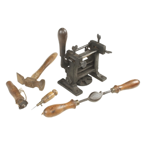 798 - A leather worker's leather splitting machine, a heel shaping tool, leather worker's hammer etc G