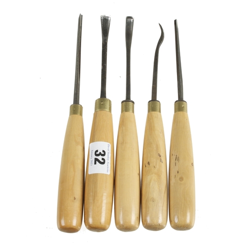 32 - A set of 5 boxwood handled carving tools by SCHARWAECHTER G++