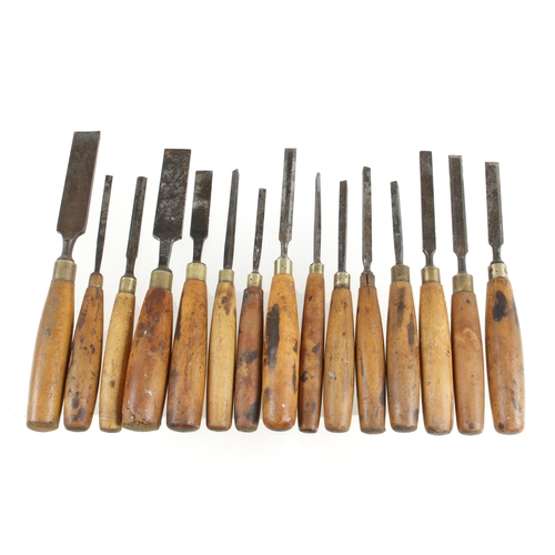 843 - 15 chisels mainly with boxwood handles G