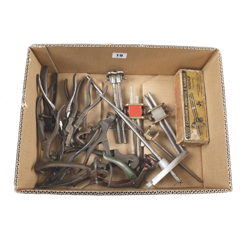 19 - Six steel marking gauges and 10 saws sets G