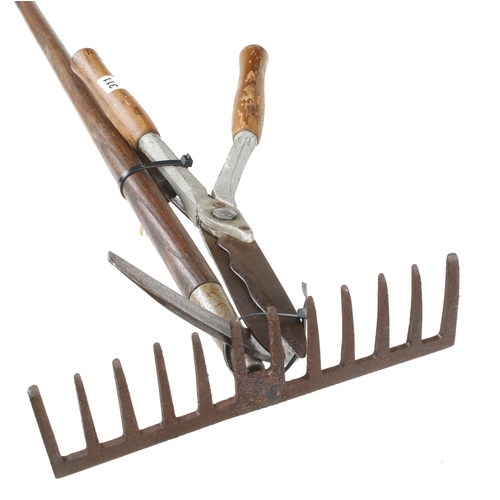 311 - A rake, sycle and shears G