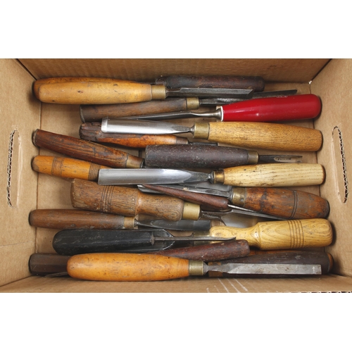 394 - 20 carving tools and 7 other chisels plus two mallets G+