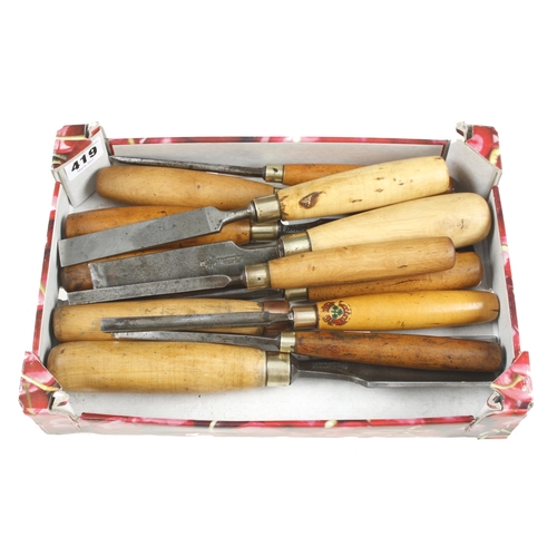 419 - 12 chisels and gouges with boxwood handles G+