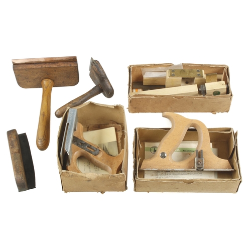 420 - Three veneer grooving tools by ULMIA and two veneer hammers G+