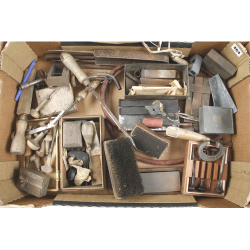 464 - A kit of engraver's tools incl. 40 gravers and carving tools, some light rust G