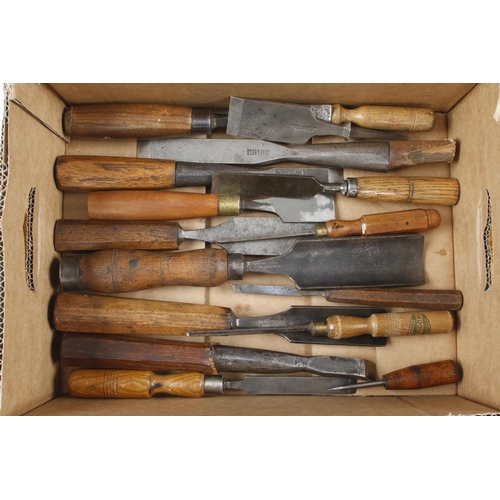 491 - 30 chisels and gouges G+