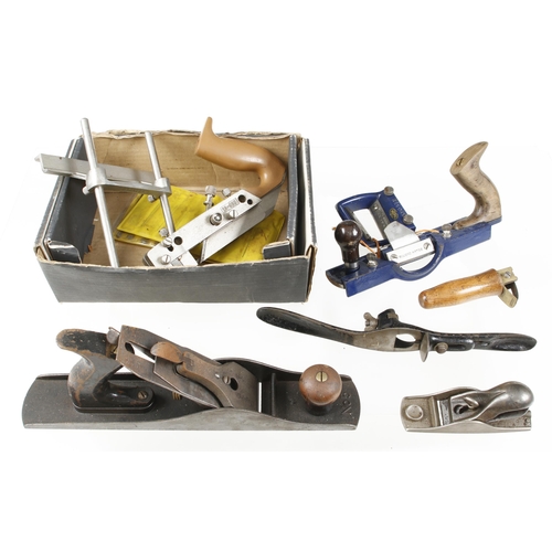 535 - A RECORD No 735 fibreboard plane, a STANLEY No 13-050 plough and 4 other tools G