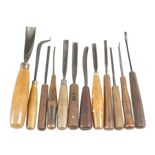 588 - 26 carving tools G+