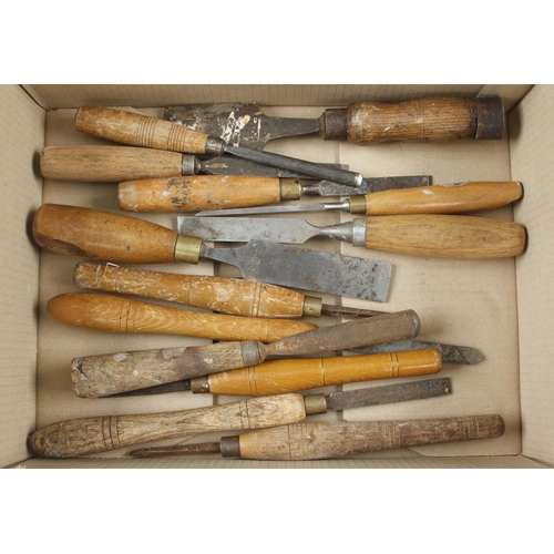 595 - 12 turning tools and 12 chisels and gouges G