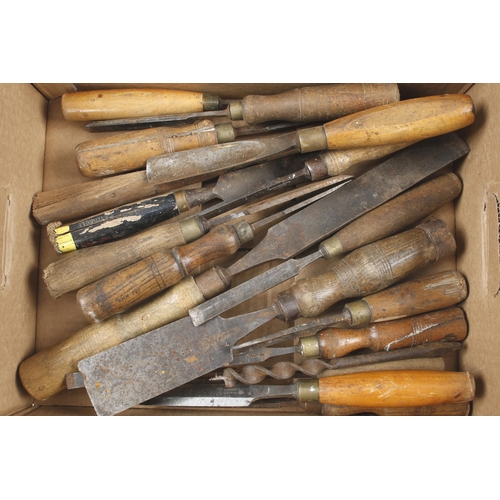 617 - 28 old chisels and gouges G-