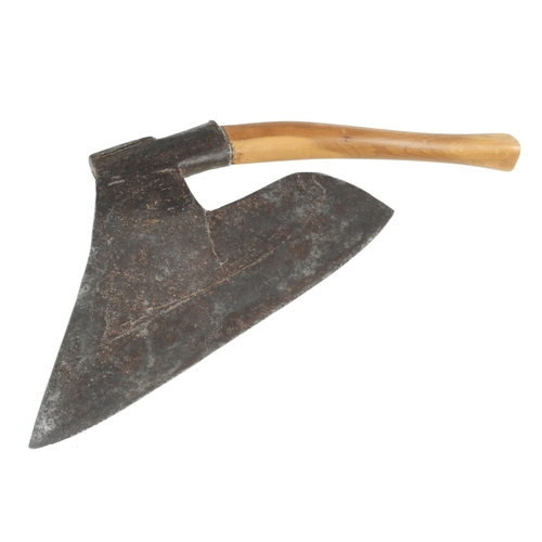 724 - A R/H goosewing side axe with 13