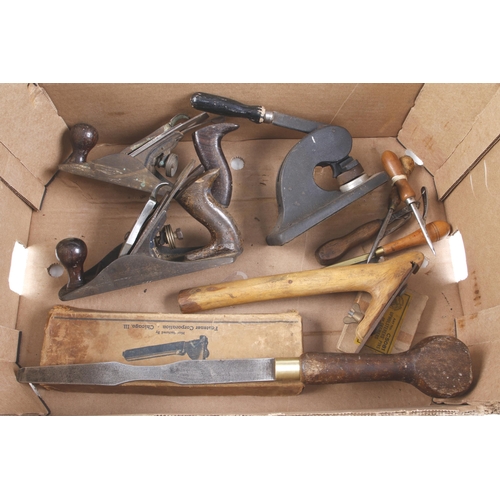 102 - A box of tools G